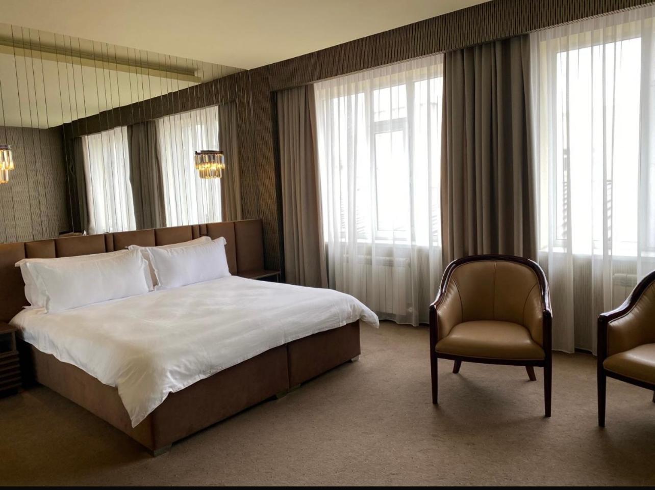 Barhat Hotel & Spa ทาราซ ภายนอก รูปภาพ