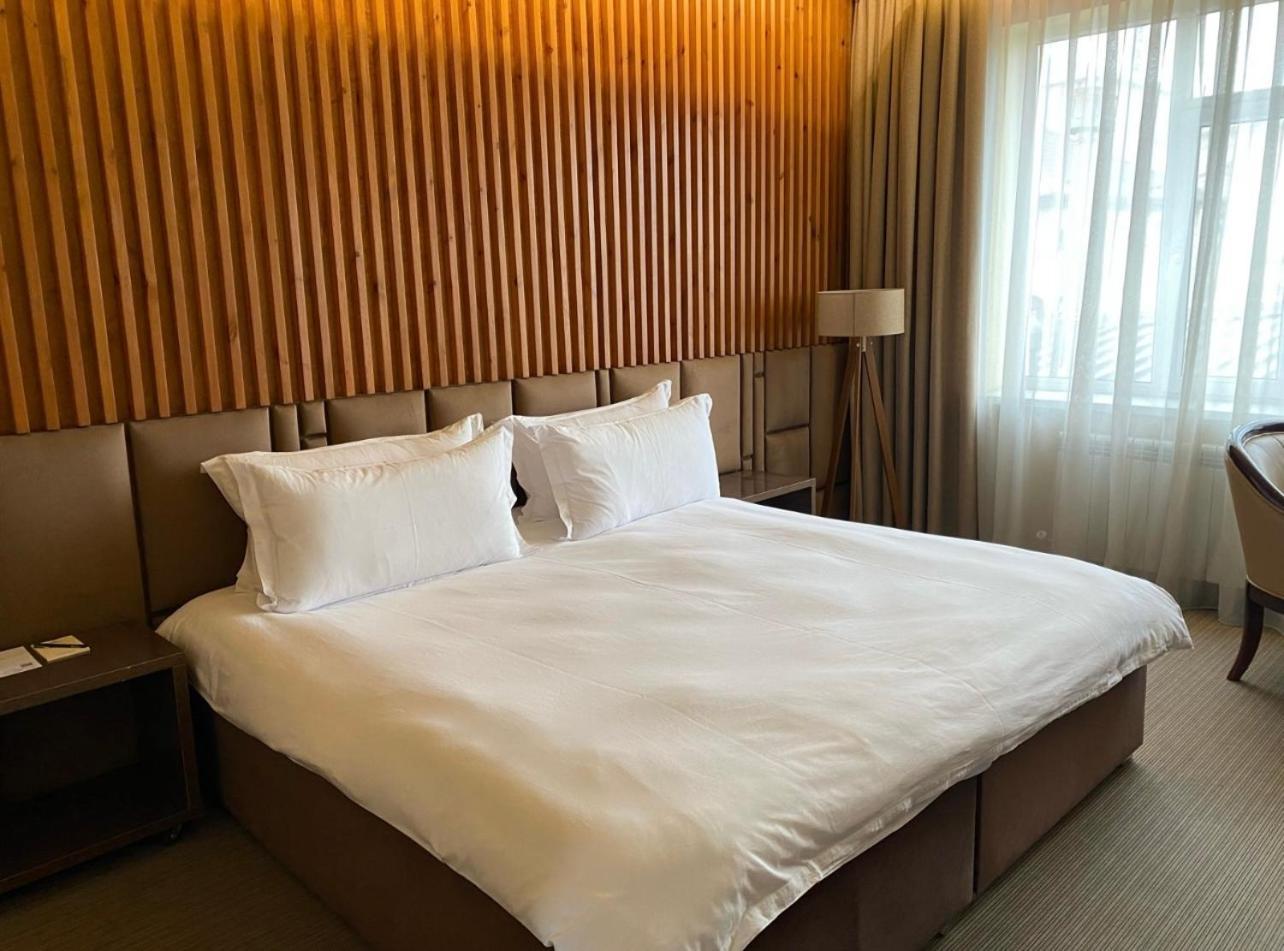 Barhat Hotel & Spa ทาราซ ภายนอก รูปภาพ