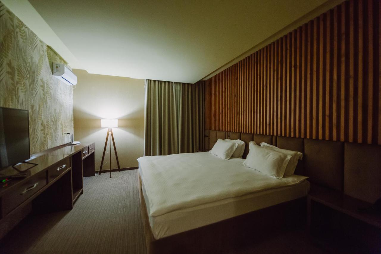 Barhat Hotel & Spa ทาราซ ภายนอก รูปภาพ